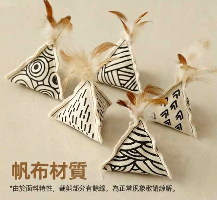 【返工唔怕貓咪悶】幾何三角貓草玩具 (連羽毛鈴鐺) | 帆布耐咬 貓咪解悶解憂