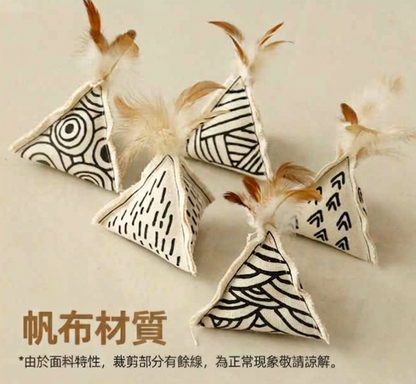 【返工唔怕貓咪悶】幾何三角貓草玩具 (連羽毛鈴鐺) | 帆布耐咬 貓咪解悶解憂